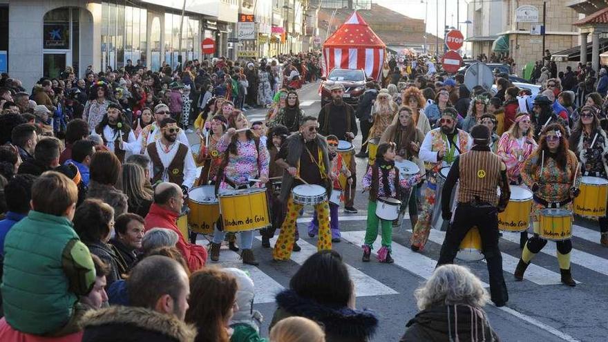 Las calles de Cambados congregaron a multitud de personas para disfrutar del desfile de Carnaval. // Iñaki Abella