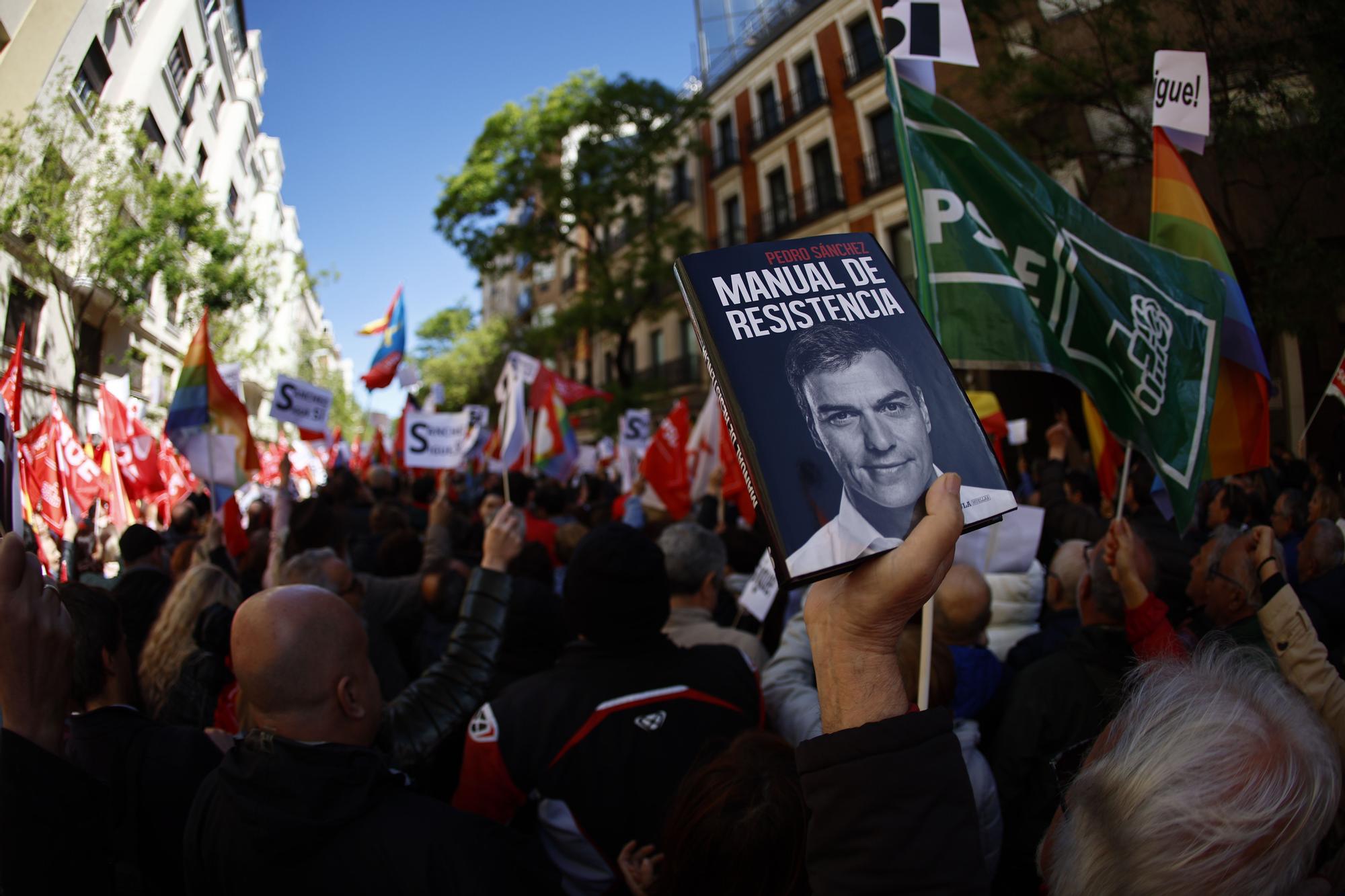 Uns 10.000 simpatitzants i militants del PSOE s'han congregat aquest matí davant la seu central del partit al carrer de Ferraz, a Madrid, per a recolzar al seu líder, Pedro Sánchez, i demanar-li que no deixi la presidència del Govern, han informat a EFE fonts socialistes.