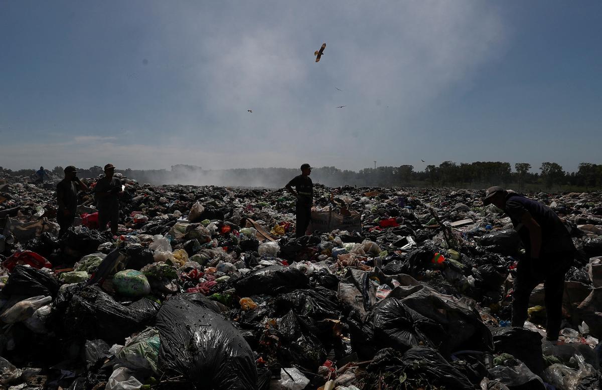 Recicladores de basura revisan montones de desechos en un vertedero de cartón, plástico y metal, que venden en turnos de 12 horas, mientras Argentina enfrenta una de las tasas de inflación más altas del mundo, que superará el 100 % este año, en Luján, el las afueras de Buenos Aires, Argentina 5 de octubre de 2022.