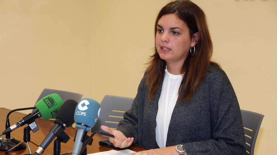 Sandra Gómez insiste en revisar la prohibición de aparcar en el carril bus