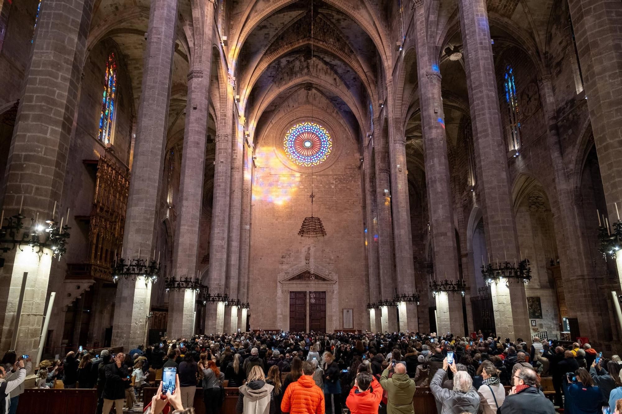 "Magische Acht" in der Kathedrale: Spektakel von Wolken unterbrochen