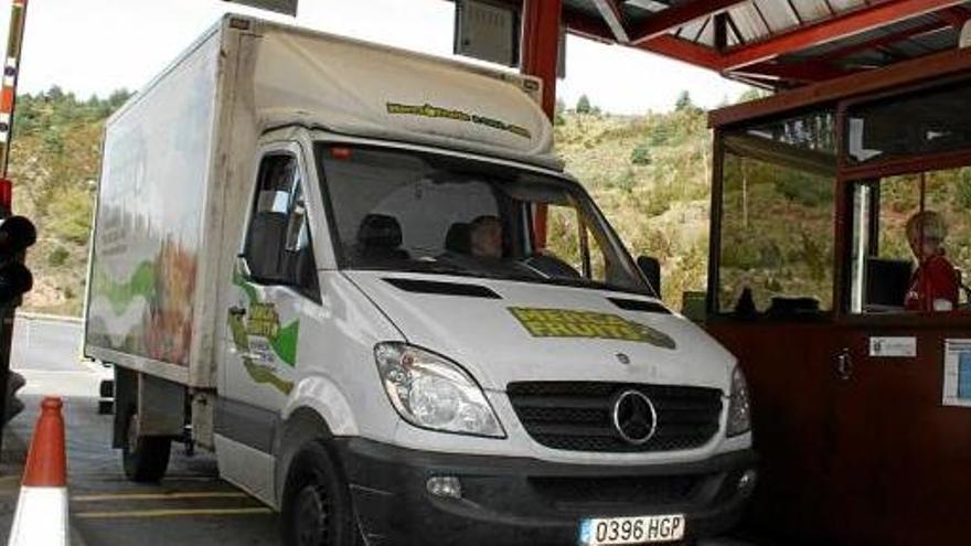 Una furgoneta aturada al peatge del túnel del Cadí per abonar una tarifa que els residents no paguen