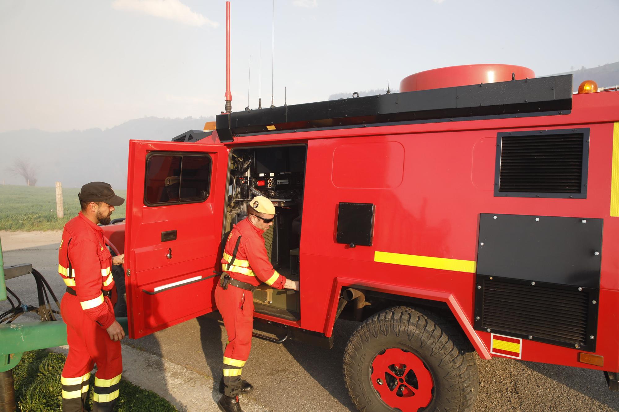 EN IMÁGENES: bomberos, vecinos y la UME luchan contra el preocupante incendio en Tineo