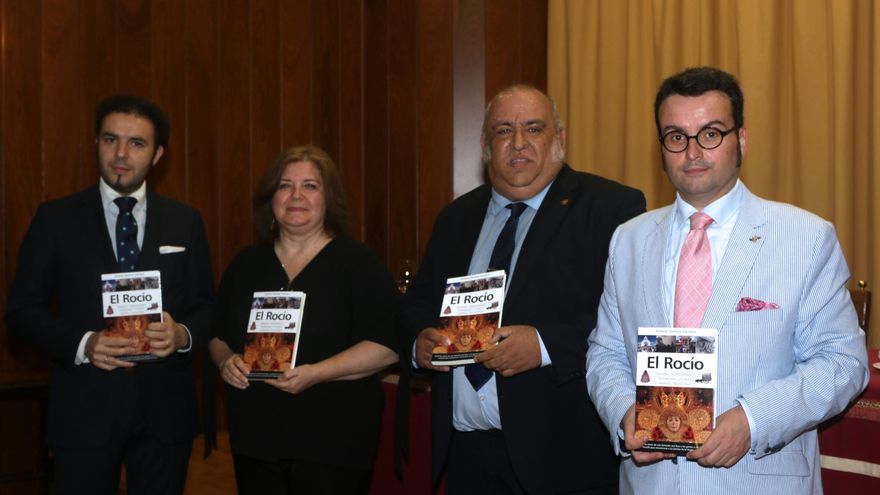 Acto de presentación del libro ‘El Rocío’, de Antonio Sánchez Carrasco, ayer en el Mercantil. / Rafael León
