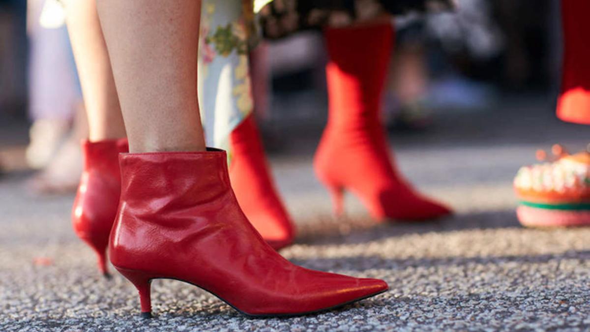 Fashionistas en los desfiles de SS18 de Copenhague con zapatos rojos