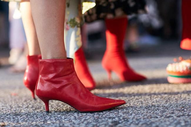 Fashionistas en los desfiles de SS18 de Copenhague con zapatos rojos