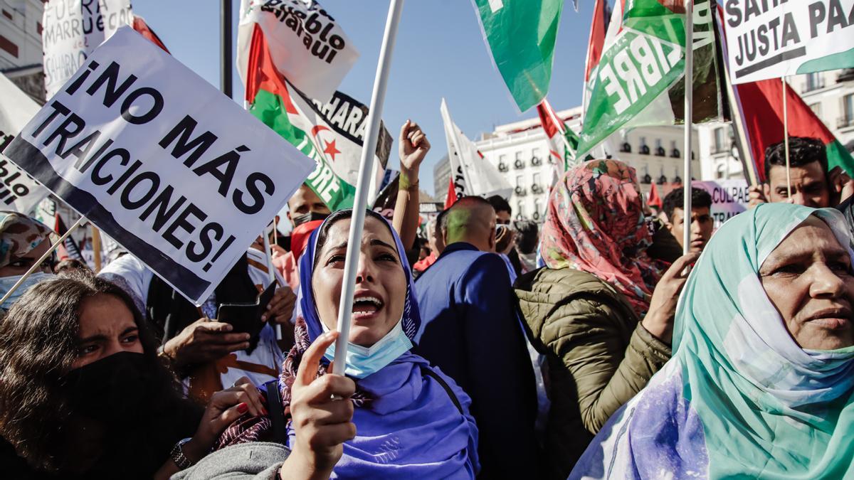 Un grupo de personas participa en una manifestación en defensa de los Derechos Humanos de los saharauis