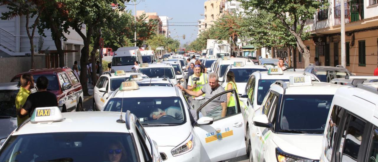 Protesta de los taxistas de Eivissa contra la concesión de VTC, en una imagen de archivo. | VICENT MARÍ