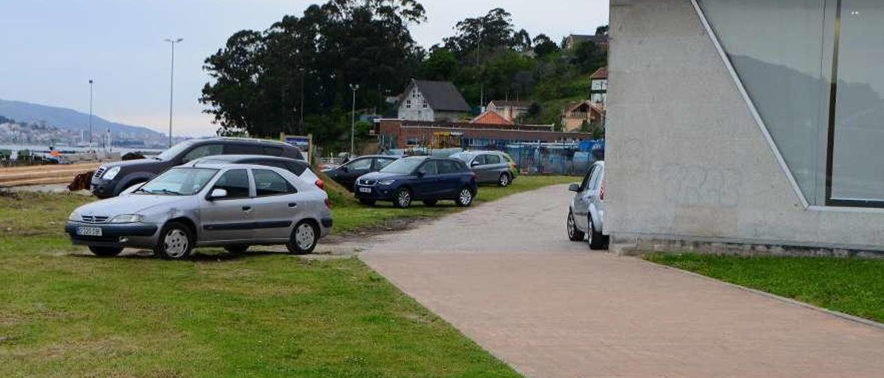 Final del tramo ya ejecutado del paseo de Domaio y comienzo de la zona sin humanizar. // G. Núñez