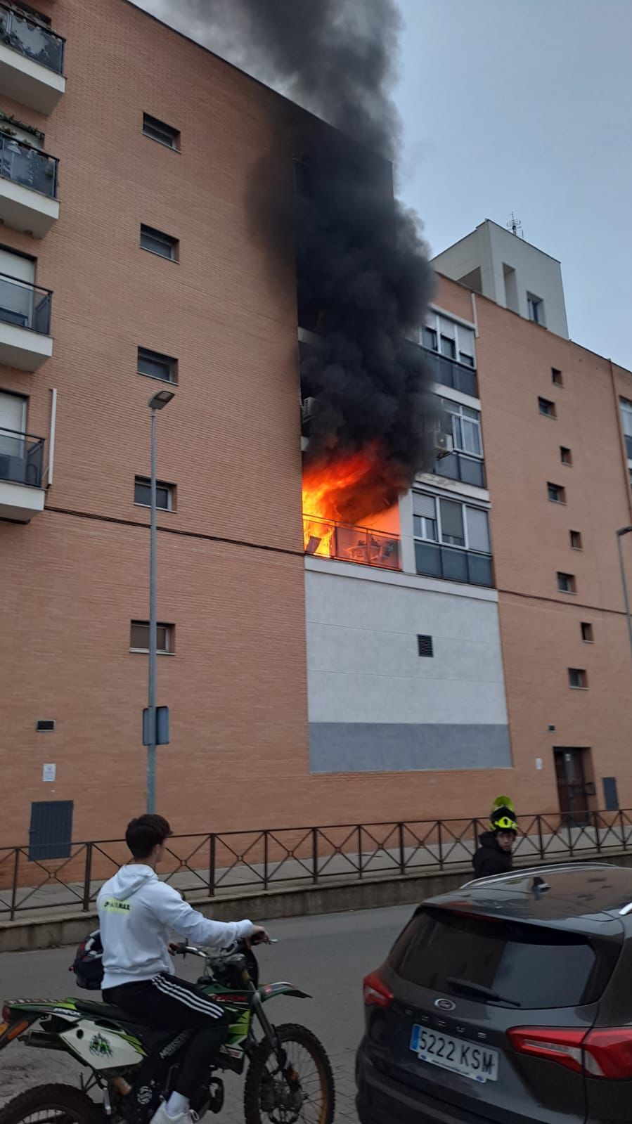 Galería | Apartoso incendio en un bloque de viviendas de Almendralejo