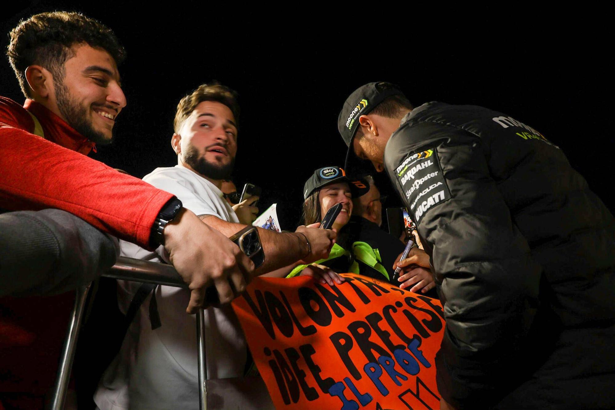 Más de 2.000 aficionados disfrutan del pitwalk con Marc Márquez y los pilotos de MotoGP