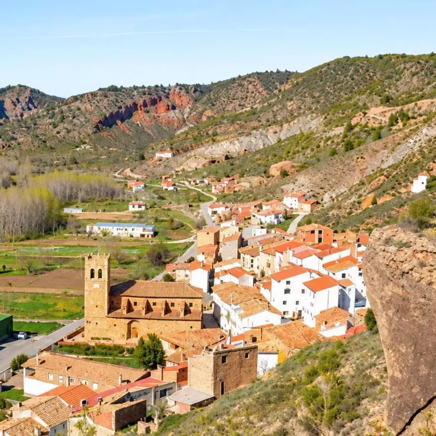 Marta dejó Badalona para regentar un bar en un pueblo de Teruel con solo 12 habitantes: "Esto era un sueño, llevo aquí 9 años y no me voy"
