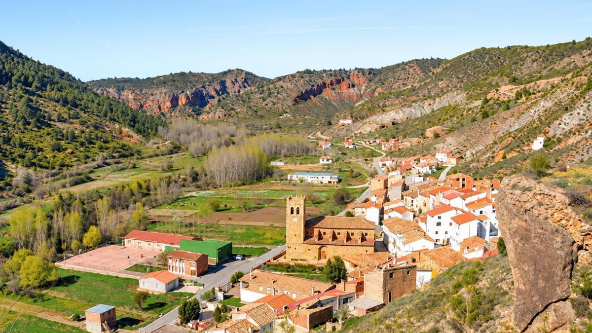 Un municipio turolense encajado en un valle rocoso que conserva las ruinas de su castillo templario