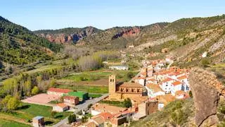 Marta dejó Badalona para regentar un bar en un pueblo de Teruel con solo 12 habitantes: "Esto era un sueño, llevo aquí 9 años y no me voy"
