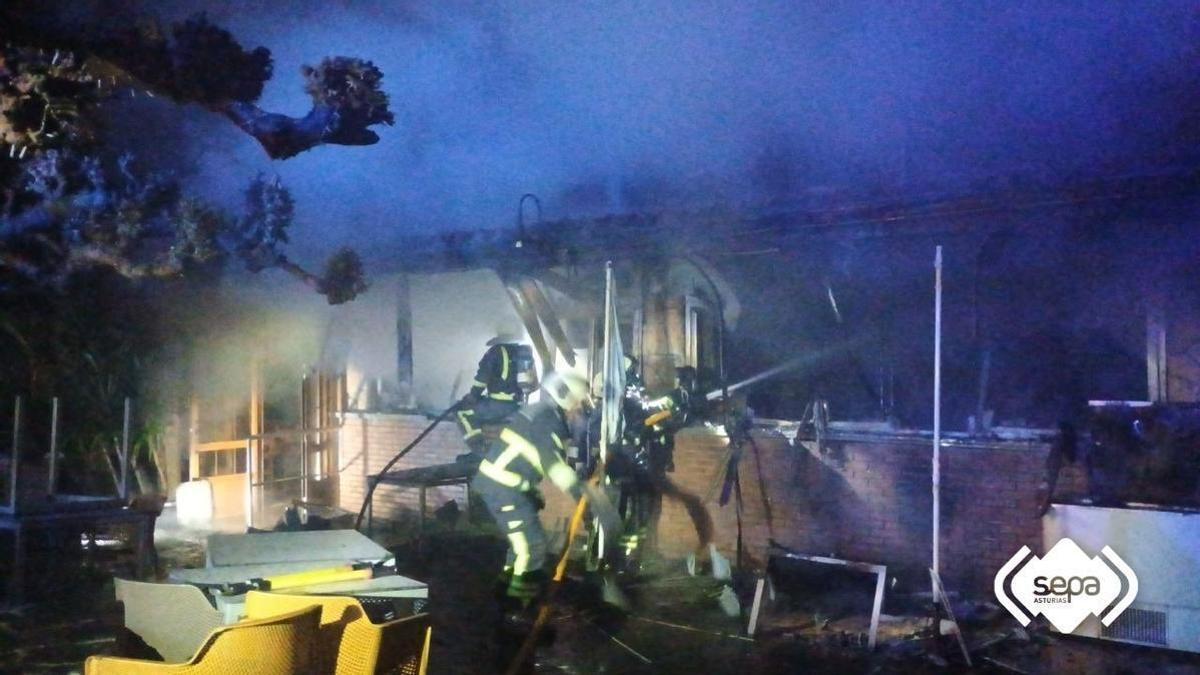 EN IMÁGENES: Un incendio por la noche calcina parte de la conocida Parilla Los Sauces en Avilés