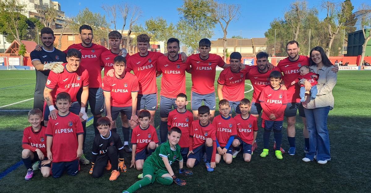 La UE Tavernes con el Benjamín C del club, antes del último partido de Liga