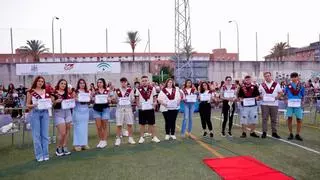 En Las Palmeras no se rinde nadie: el barrio homenajea a catorce estudiantes por terminar la ESO y FP