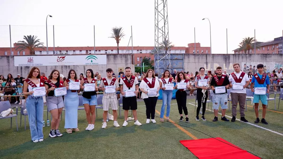 En Las Palmeras no se rinde nadie: el barrio homenajea a catorce estudiantes por terminar la ESO y FP