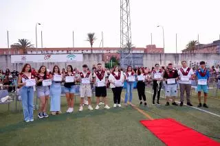Las Palmeras homenajea a catorce estudiantes