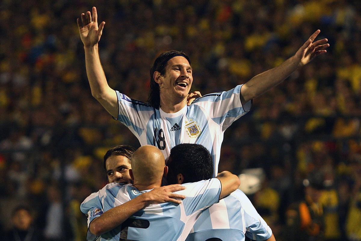 Lionel Messi celebra con sus compañeros tras marcar el primer gol contra Colombia durante el partido de clasificación para el Mundial de Sudáfrica 2010, disputado en el estadio El Campín de Bogotá. Lionel Messi celebra con sus compañeros tras marcar el primer gol contra Colombia durante el partido de clasificación para el Mundial de Sudáfrica 2010, disputado en el estadio El Campín de Bogotá.