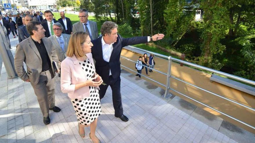 Lores explica a Ana Pastor algunos detalles de la nueva avenida, que cuenta con un paseo al borde del río de Os Gafos. // G. Santos