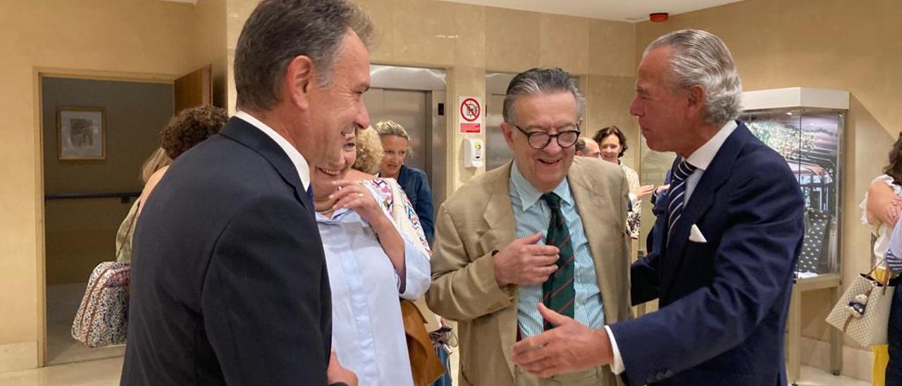 Herrero de Miñón, con los regidores de Avilés y Gozón y Raimundo Abando, miembro del comité organizador de los cursos.