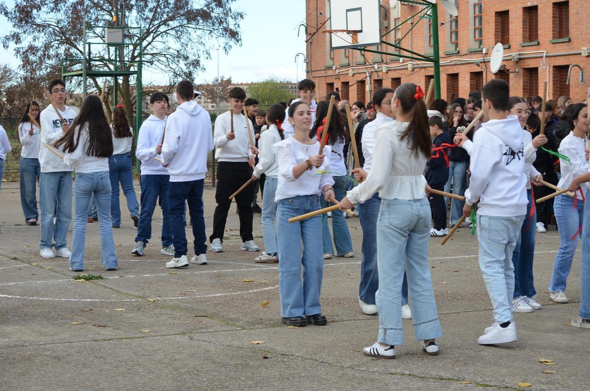 Danza del paloteo, durante el magosto del IES Los Sauces de Benavente.