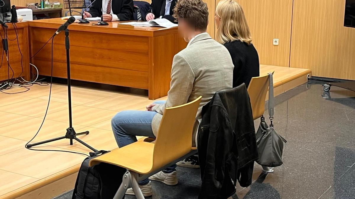 El acusado de violar a una compañera de trabajo sentado junto a la intérpretre durante el juicio celebrado este miércoles.