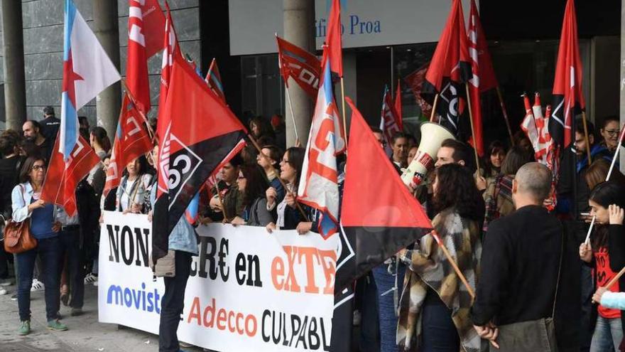 Protesta de trabajadores de Extel contra el ERE ante el centro de trabajo coruñés, en el Edificio Proa.