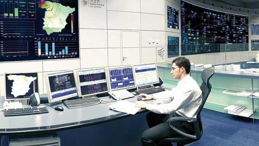 Un ingeniero controla el Centro de Control de Renovables de REE. Al fondo, en otro centro, para gestionar el transporte