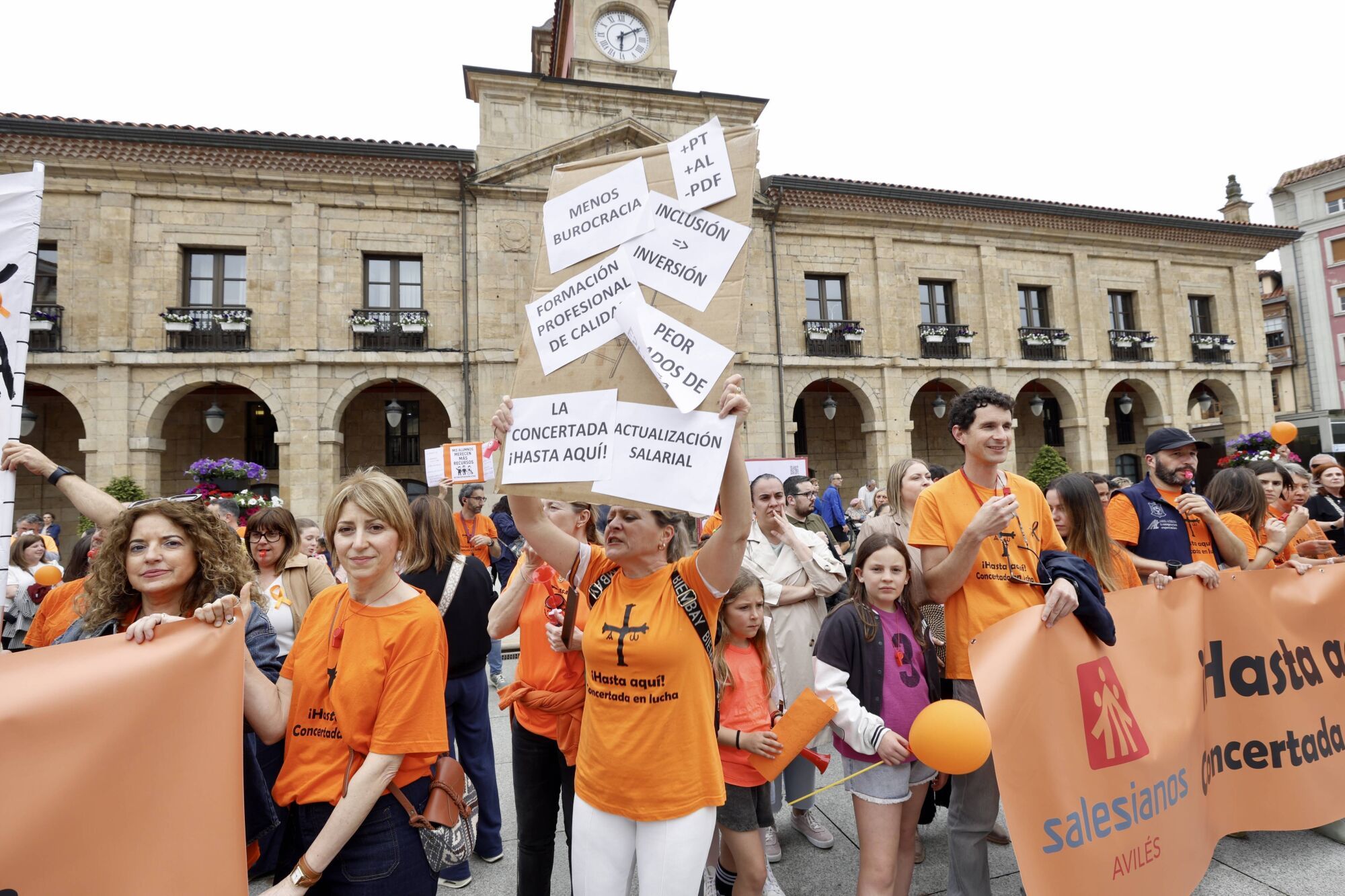 Así fue la concentración en Avilés de profesores y familias de los colegios concertados. 