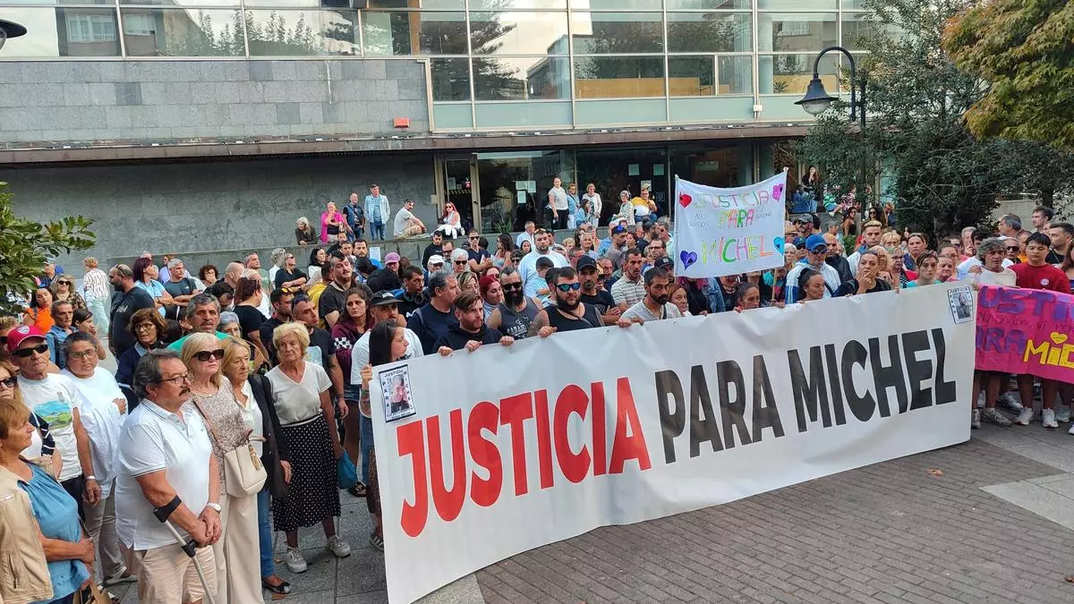 Más de 200 personas se concentran en Cangas para reclamar “justicia” para Miguel Paredes “Michel”