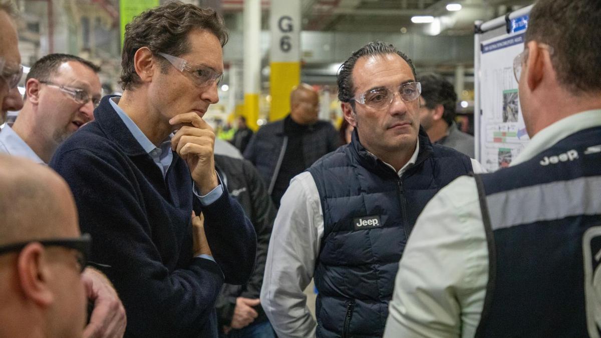 John Elkann, a la izquierda, con Antonio Filosa, en una reciente visita a una planta del grupo.