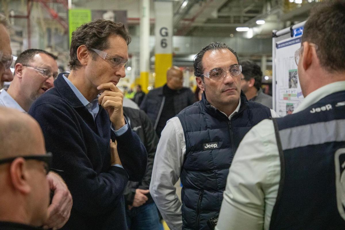 John Elkann, a la izquierda, con Antonio Filosa, en una reciente visita a una planta del grupo.