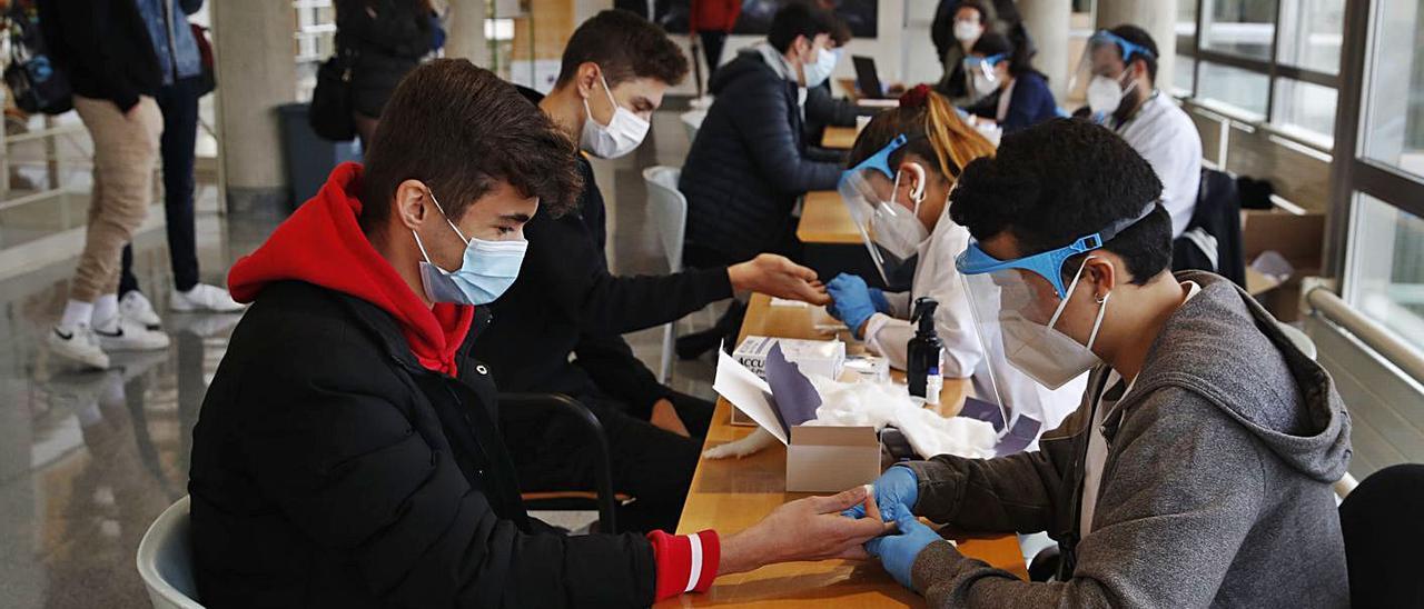 Alumnas de Enfermería realizando test serológicos a estudiantes universitarios. |   // RICARDO GROBA