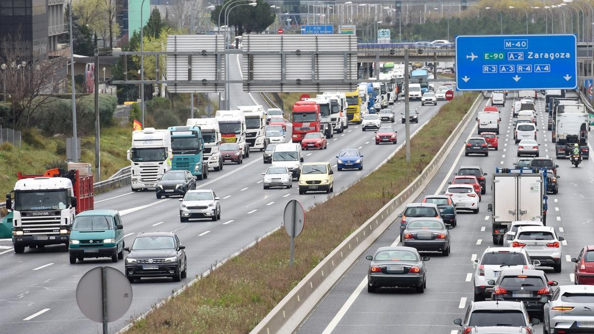 Varios transportistas circulan en la M-40