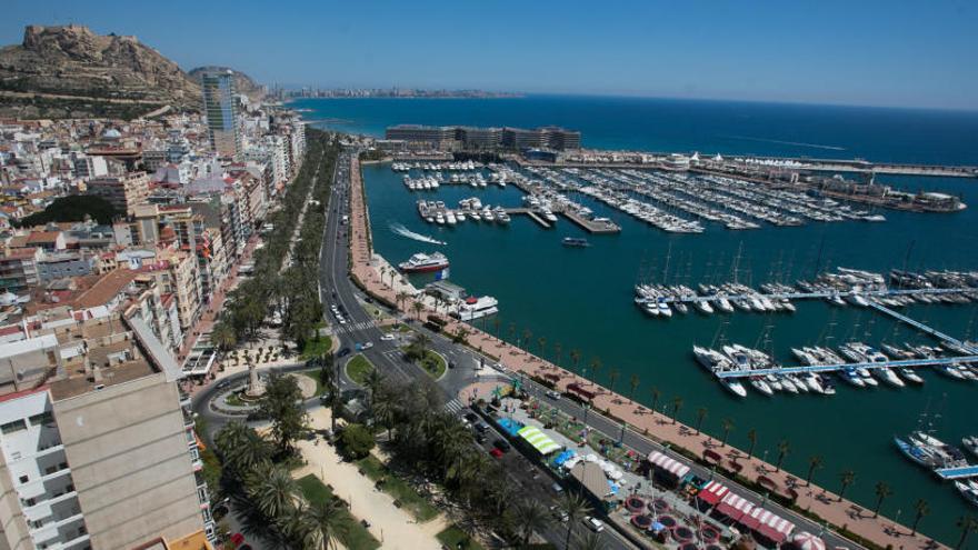 Vista aérea del Puerto de Alicante con el Castillo de Santa Bárbara de fondo.