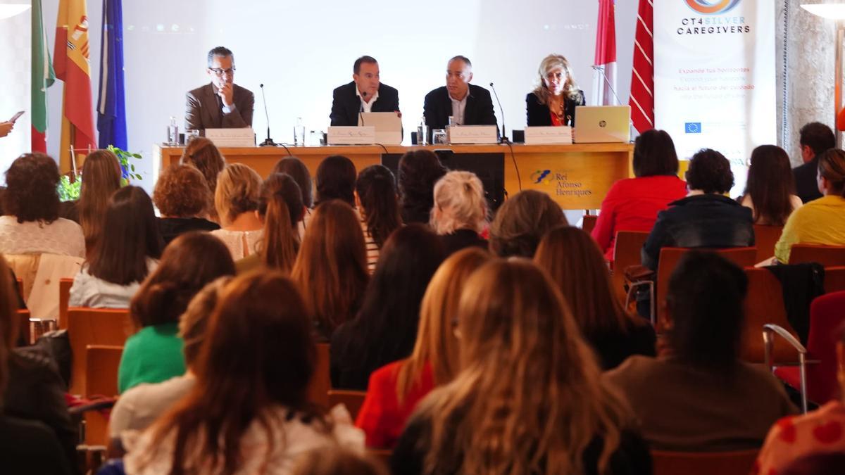 Las autoridades, durante la conferencia