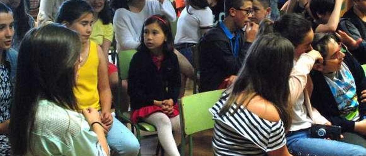 Arriba, los alumnos durante la presentación de la colonia. A la derecha, un alumno durante una clase.