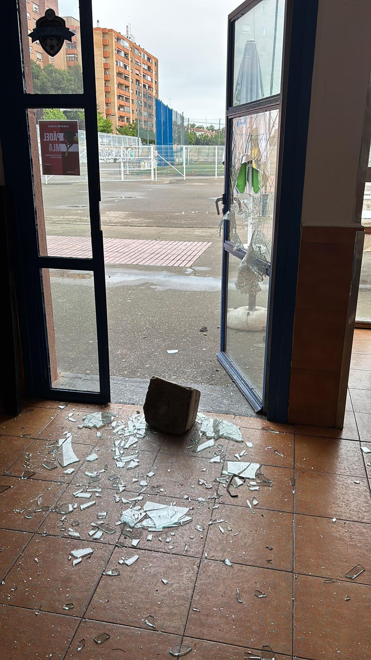 Así quedó la puerta del establecimiento tras el intento de robo.