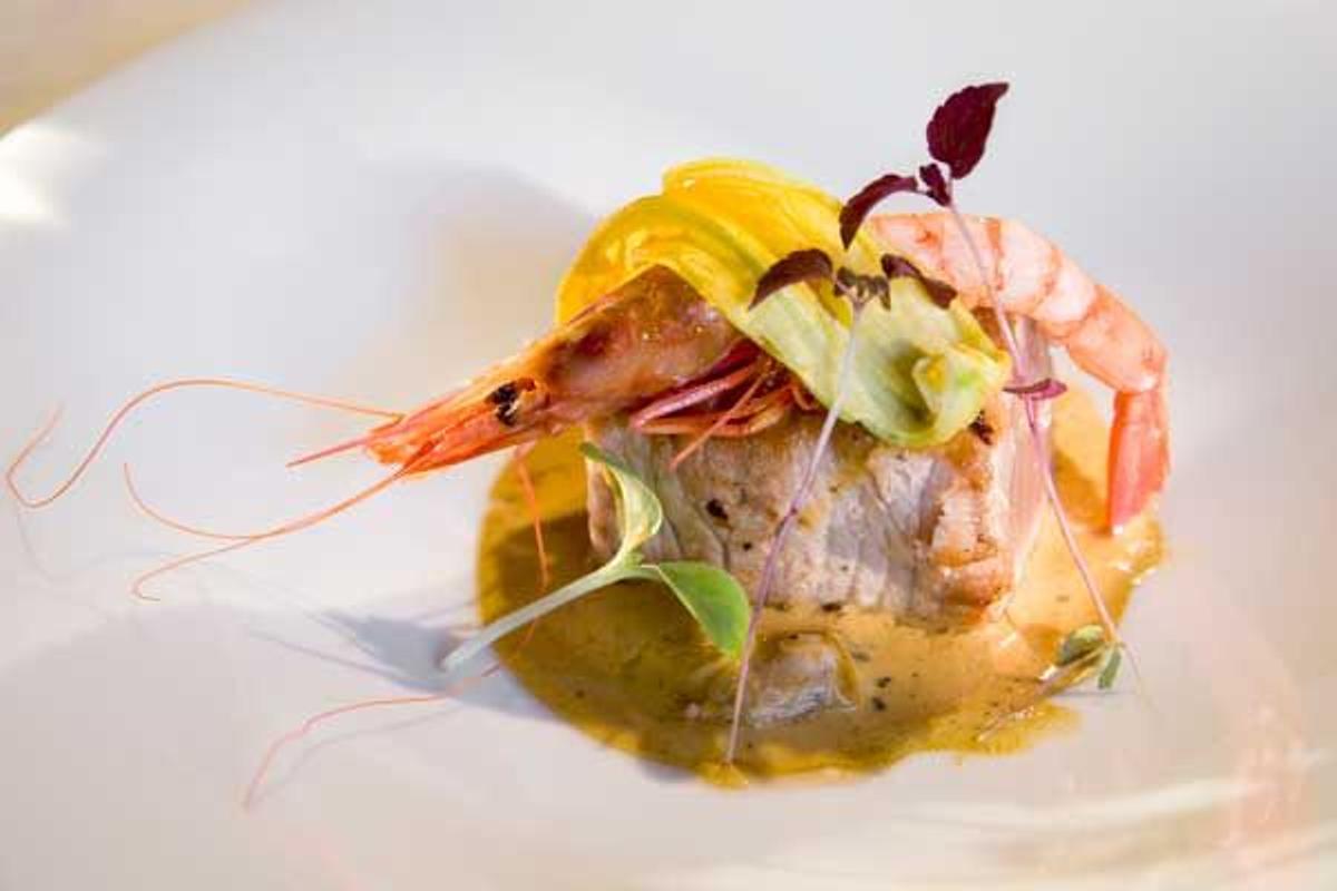 Gamba roja sobre tataki de atún rojo en salsa romesco (Taller de Cuina)