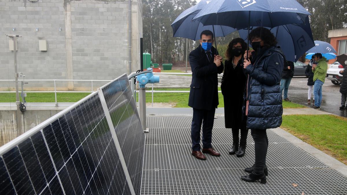 La consellera d'acció climàtica al costat de les plaques