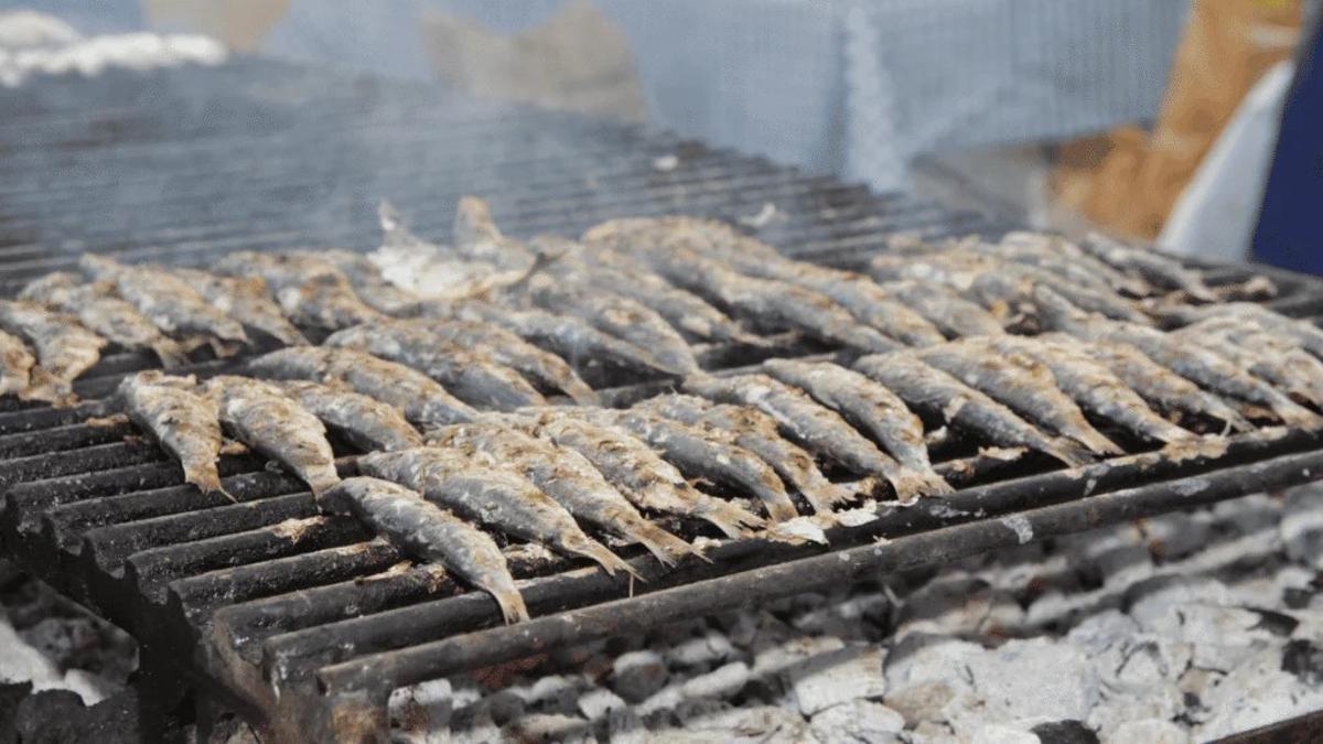 Sardinas a la brasa en una parilla del pueblo vasco de Santurtzi.