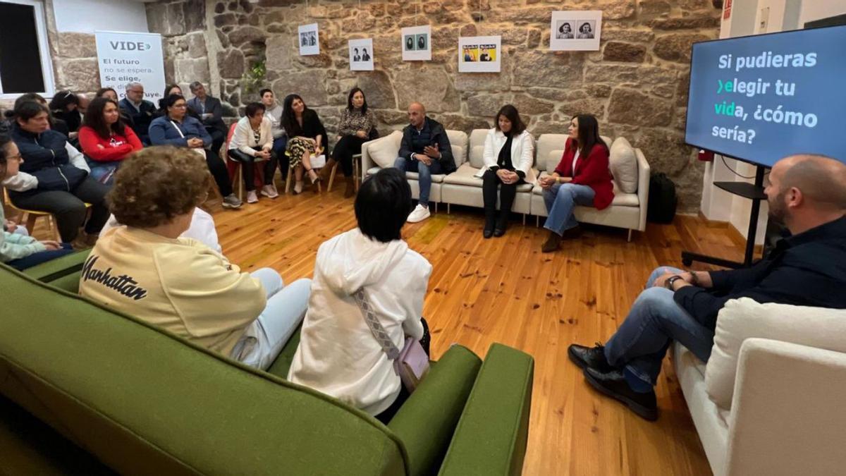 Asistentes a la inauguración de VIDE, ayer en Porriño.