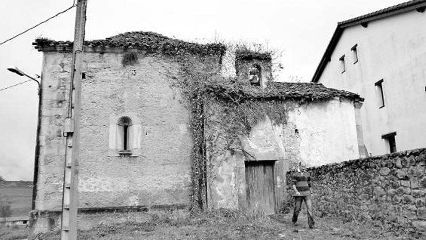 Sobre estas líneas, el exterior de la capilla. A la izquierda, aspecto del retablo. | emilio g. cea