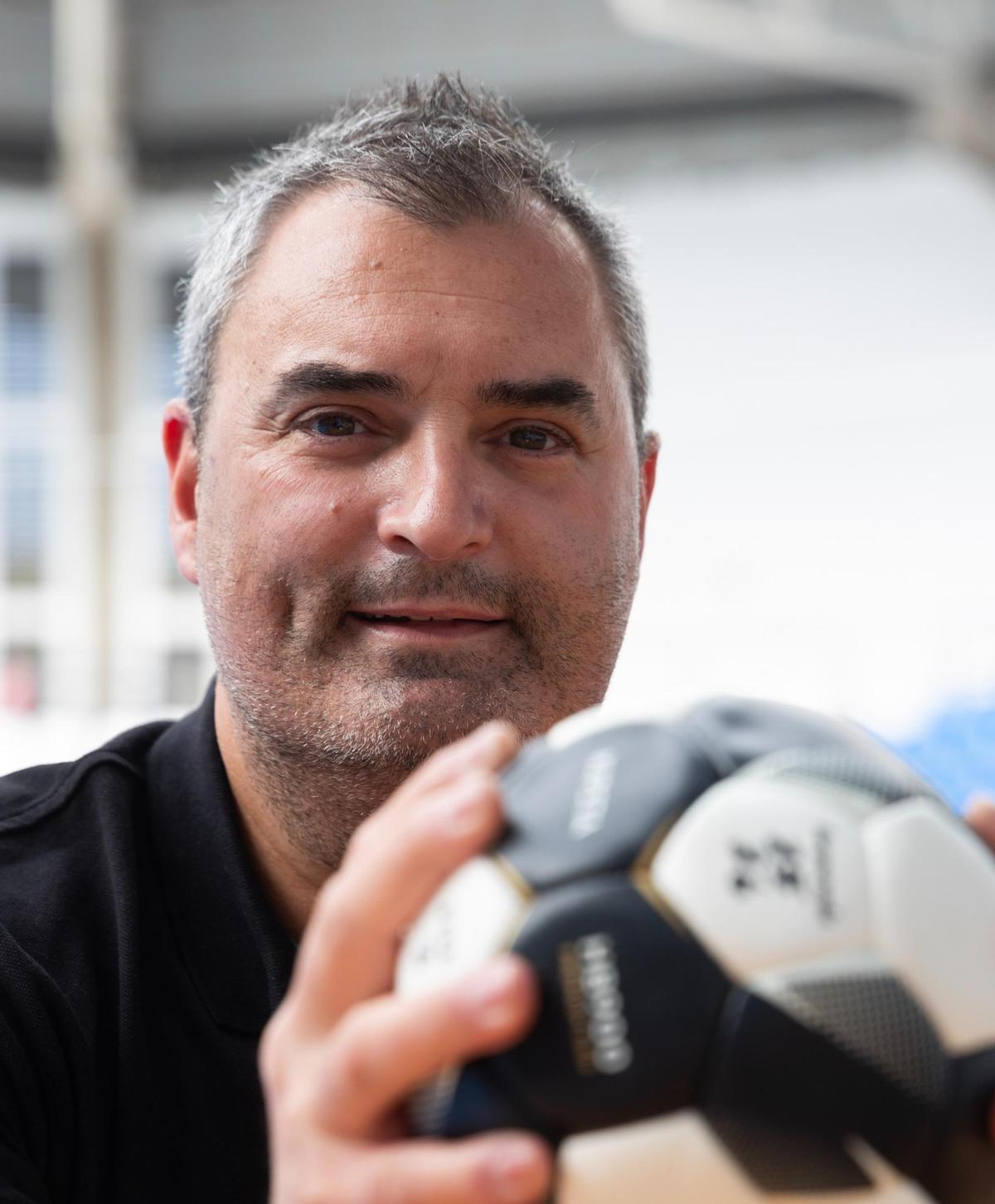 Abraham Rochel, con el balón de Asobal en las manos.