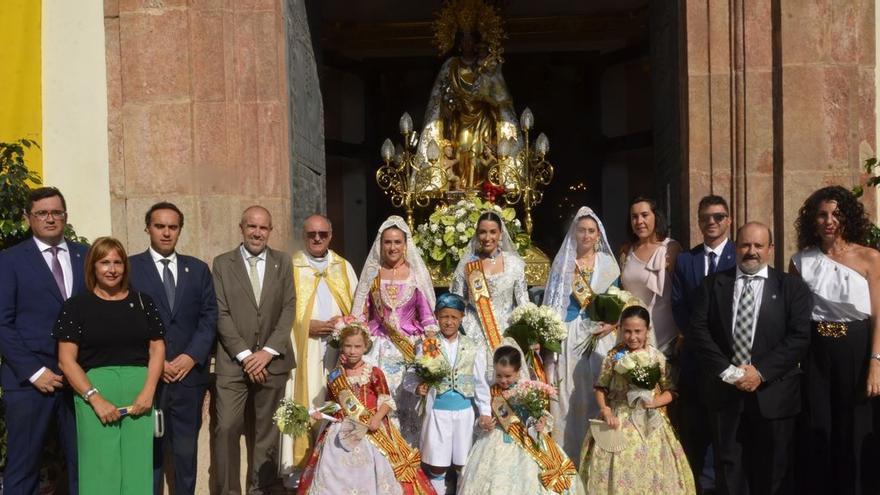 Las autoridades religiosas y locales, encabezadas por el alcalde Wences Alós, con &#039;la Pelegrina&#039; a la entrada de la iglesia parroquial.