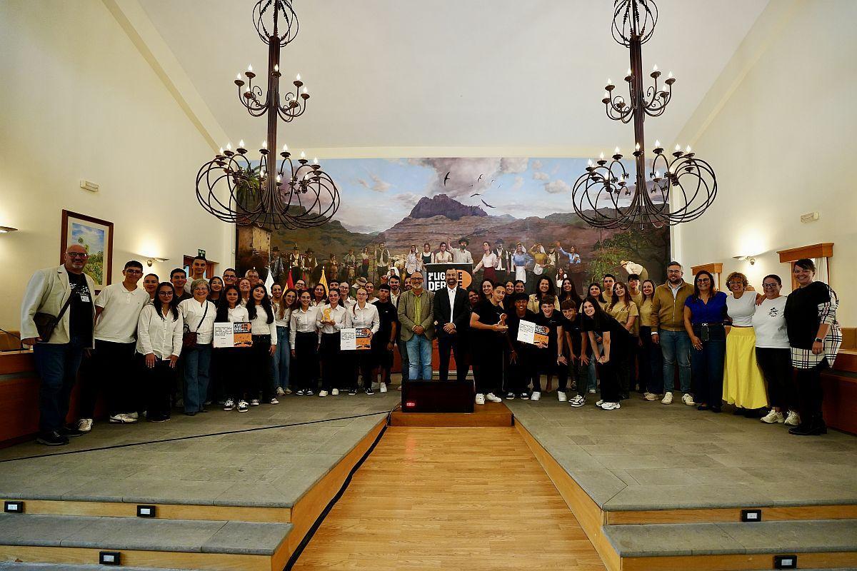 Foto de familia del alumnado que participó en II Liga de Debates Santa Lucía de Tirajana celebrada en las Casas Consistoriales.