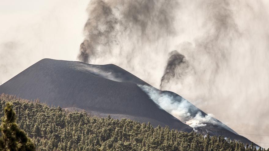Científicos de Involcan graban los desbordamientos de lava en el volcán de La Palma
