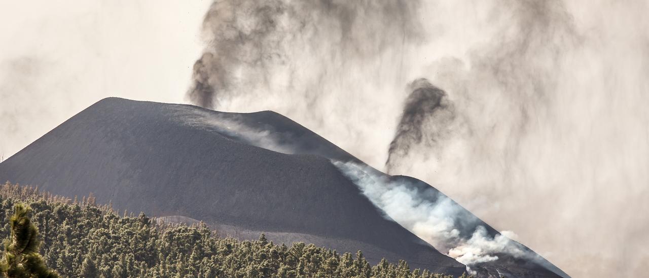 Científicos de Involcan graban los desbordamientos de lava en el volcán de La Palma